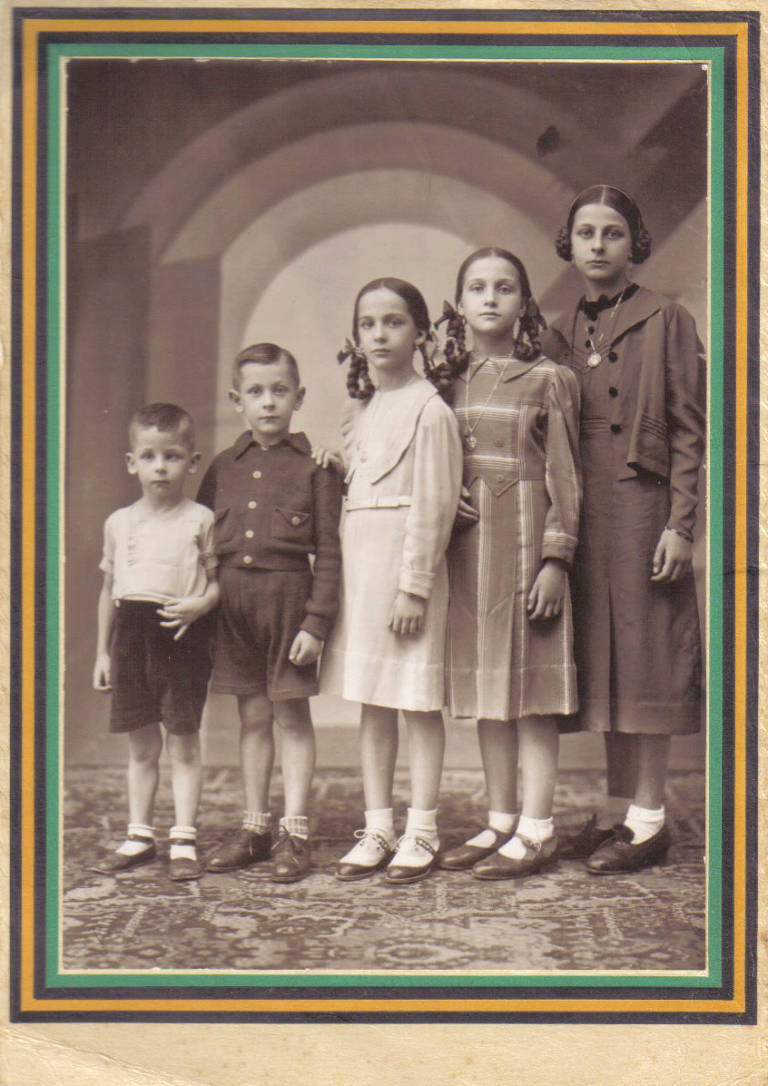 l'àvia és la més gran, Maria de las Mercedes és la noia del mig, i la tia Lola la del centre de la foto